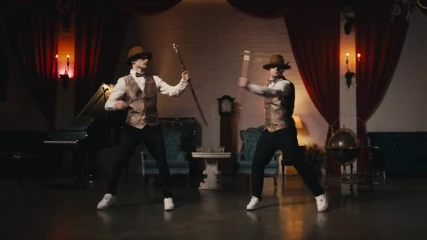 Doi Dansatori Profesioniști Stilați Pălărie Dandy Clasică Care Efectuează Mișcări — Videoclip de stoc