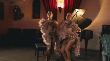Hollywood cazibe etkinliğinde sanatçılar gösteri yapıyor. Seksi baştan çıkarıcı muhteşem kadınlar kameraya senkronize olarak yürüyorlar, kameraya flört ediyorlar, inanılmaz kışkırtıcı hareketler yapıyorlar yavaş çekimde aşağı iniyorlar.