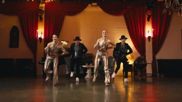 Tancerze Błyszczących Złotych Kostiumach Modowych Tańczący Parami Występ Funk Show — Wideo stockowe
