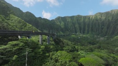 H3 otoban manzaralı, Oahu adası, Hawaii. Amerika 'nın en pahalı yol inşaatı. Yeşil ada üzerindeki asma yol tropikal ormanlar yüksek sarp yeşil yanardağ boyunca tünele çıkar. 