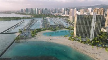 Gün batımında Honolulu şehir merkezinde liman. Waikiki sahili ufuk çizgisi manzarası. Oahu 'nun günbatımı sahnesindeki hava görüntüsü. Sahil Koyu Şehri 'nin güzel şehir manzarası. Hawaii 'de tatil beldeleri