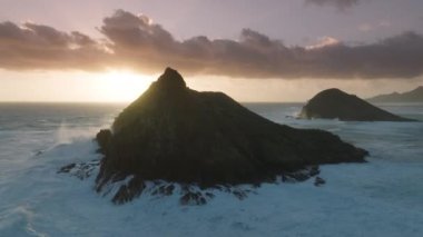 İdillik tatil tatili Hawaii adasında. Na Mokulua adaları berrak mavi Pasifik Okyanusu 'ndaki siluetleri. Amerikan turizm geçmişi. Efsanevi deniz manzarası ABD üzerinde destansı gündoğumu 4K kopya uzay havası