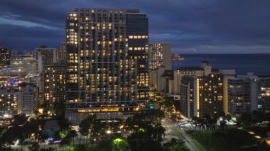 Manzaralı Honolulu gökyüzü manzarası. Oahu şehrinin gece manzarası. Alacakaranlıkta sahil Bay City 'nin güzel şehir manzarası. Hawaii Adası 4K 'da şehir ışıkları. Gün batımından sonra Waikiki Plajı