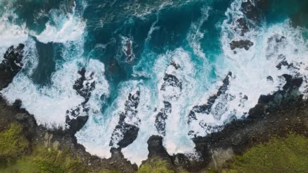 カラフルな海の水 美しいハワイ島の海岸線 オアフ島Usaで渦巻く 空中トップビュー4K映像岩だらけの山の高い崖の上に破壊青い海の波 岩の多い島の危険な海の波 — ストック動画
