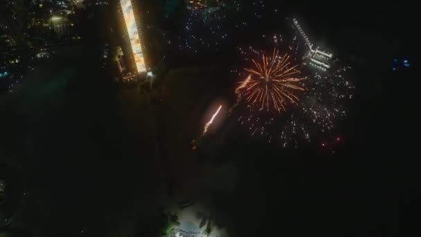 从城市烟火爆炸上方俯瞰而下 空中烟火怀基基海滩 火奴鲁鲁的除夕夜夏威夷度假期间 人们在瓦胡岛燃放焰火庆祝 — 图库视频影像