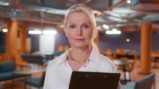 Business Feminismus Konzept Zeitlupe Chefin Weibliche Führungspersönlichkeit Posiert Vor Der — Stockvideo