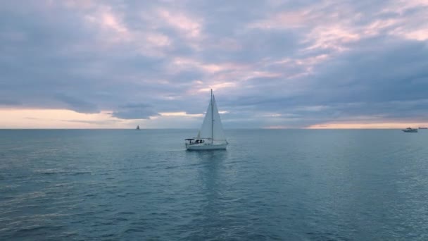 Вид Воздуха Парусник Дрейфующий Океаническом Заливе После Заката Летний Морской — стоковое видео