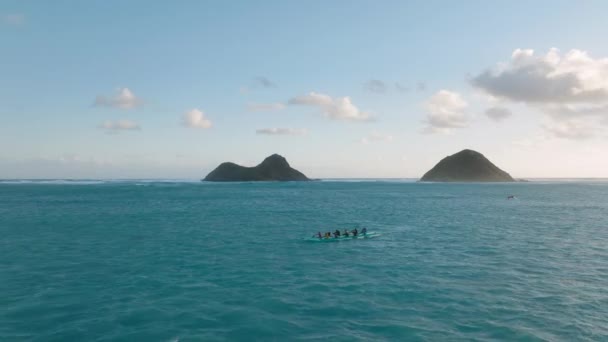 Canoas Hawaianas Navegando Las Pintorescas Islas Mokulua Oahu Atletas Aéreos — Vídeos de Stock