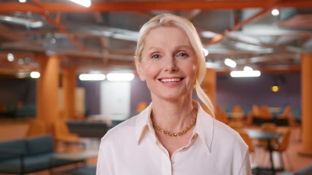 Χαμογελώντας Θετική Ώριμη Γυναίκα 50S Κοιτάζοντας Την Κάμερα Επιχειρηματίας Μιλώντας — Αρχείο Βίντεο