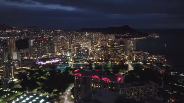 ワイキキビーチリゾートの高層ビルやホテルの建物の空中パノラマ ホノルルのダウンタウン 暗い夏の夜の光 Rollドローン撮影ナイトシーン オアフ島のライトアップされた夜の街 ハワイ島Usa — ストック動画