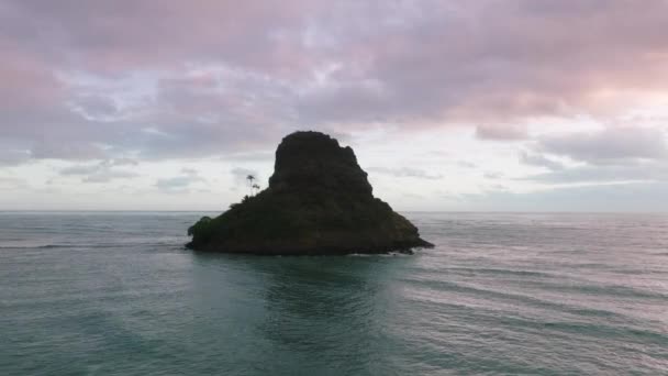 Nahaufnahme Luftaufnahme Der Insel Mokolii Bei Sonnenaufgang Mit Ruhigem Pazifik — Stockvideo