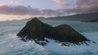 Na Mokulua Adaları 'nı güneş doğarken kapatın. Kailua Körfezi Oahu Adası, Hawaii Eyaleti. Pasifik Okyanusu 'ndaki küçük ada silueti. Hawaii tatili. Turizm arka planı 4K destansı gün doğumu