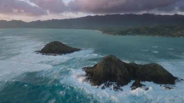 Lanikai sahilinin yanındaki ikiz Mokulua adaları. Kailua Körfezi lagünü, Kailua kasabası. Tropikal ada Oahu 'da popüler turizm merkezi. Fotokopi alanı ABD İHA Hawaii olan sinematik yaz tatili geçmişi