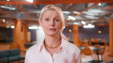 Zeki kadın endişeli görünüyor ve video görüşmesinde partnerlerle aynı fikirde değil. Hoş, kendine güvenen, şık kıyafetli bir kadın kameraya bakıyor ve başını sallıyor. Hiçbir jest reddedilmemiş iş ortağı önermiyor.
