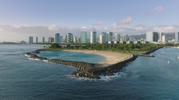 Scénický Výhled Nad Zeleným Plážovým Parkem Magic Island Honolulu Městskou — Stock video