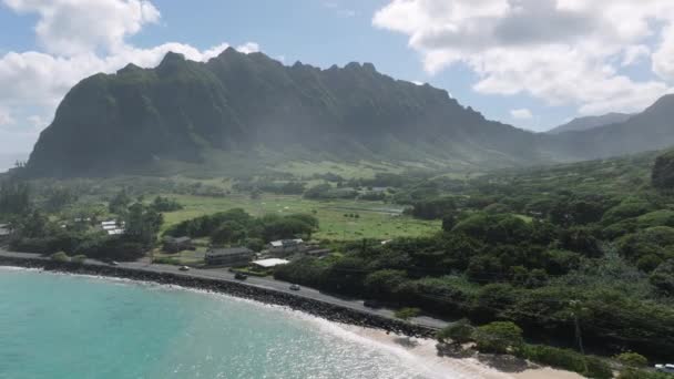 オアフ島の空中Kualoa Ranch Park Usa 風光明媚な楽園ハワイの自然に沿って飛行するシネマティックドローン 風光明媚な山の風景と緑の熱帯の島 夏休み エキゾチックな旅行先 — ストック動画