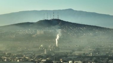 Guadalajara şehri Meksika. Fabrika bölgesinin yukarıdan görünüşü. Latin şehrindeki birçok fabrika bacasında hava kirliliği ve is. Kalın duman ve yanan fosil yakıtlarla sanayi bölgesinin insansız hava aracı çekimi 4K