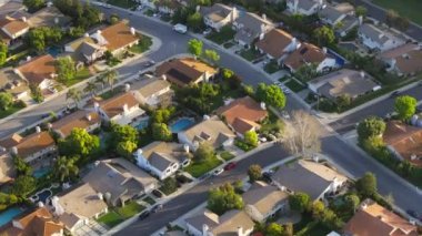 Golden Hour 'da sessiz mahalledeki Amerikan evleri. Güzel yeşil banliyö havası manzaralı günbatımı 4K California. ABD 'nin Los Angeles banliyö yerleşim bölgesinin insansız hava aracı görüntüleri.
