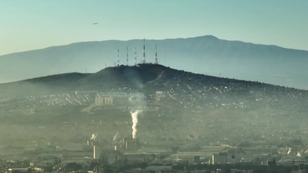 メキシコのグアダラハラ市で気象緊急事態 気候変動 地球温暖化 メキシコ市内中心部と周囲の郊外に広がるスモッグと汚染の壮大な眺め4Kドローンビュー — ストック動画