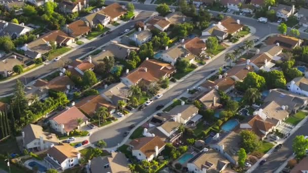米国のロサンゼルス郊外住宅地区 黄金の時間で静かな近所の住宅アメリカの家の空中ドローンショット 風光明媚な夕日の美しい緑の郊外の空中 California — ストック動画
