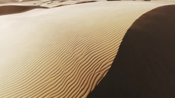 Drone Voando Baixo Sobre Colina Areia Dourada Com Mágica Superfície — Vídeo de Stock