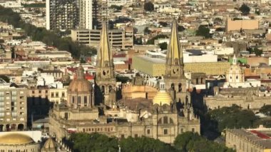 Meksika 'da Guadalajara Katedrali' nin güzel altın rengi güneş ışığı altında. Meryem Ana 'nın Katedrali' nin insansız hava aracı panoraması. İspanyol Rönesans tarzında neo gotik kuleleri olan bir mimari şaheser.