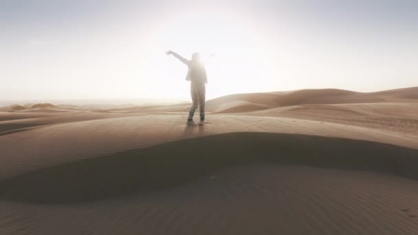 Heureux Aventurier Randonneur Sentant Libre Tournant Autour Sur Dessus Dune — Video