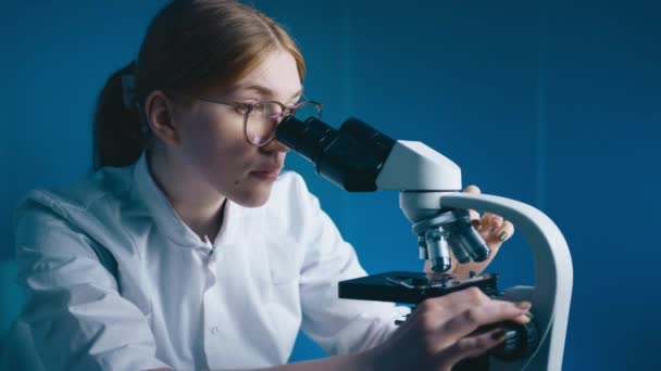 Scienziato Che Guarda Microscopio Ritratto Bella Giovane Femmina Caucasica Analizza — Video Stock