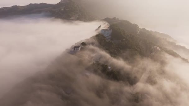Vista Aérea Del Amanecer Con Niebla Sobre Las Montañas Santa — Vídeo de stock