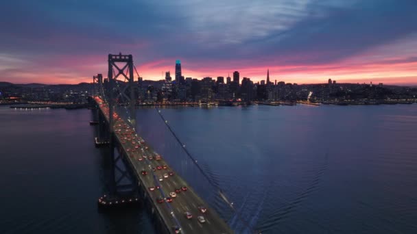 Forgalom Áthajt Bay Bridge San Francisco Felé Éjszaka Belvárosi Felhőkarcolók — Stock videók