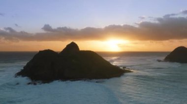 Na Mokulua adaları berrak mavi Pasifik Okyanusu 'ndaki siluetleri. İdillik tatil tatili Hawaii adasında. Amerikan turizm geçmişi. Efsanevi deniz manzarası ABD üzerinde destansı gündoğumu 4K kopya uzay havası
