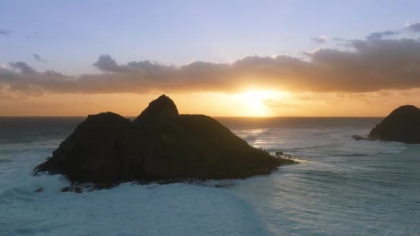 Mokulua群岛轮廓清晰的蓝色太平洋 在夏威夷岛度过一个理想的假日 美国旅游背景 4K复制美国传奇海景之上史诗日出的太空航空 — 图库视频影像