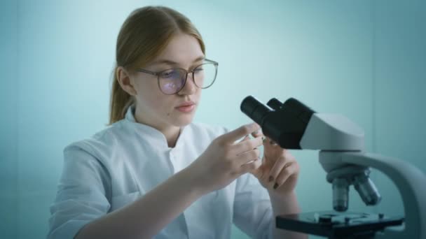 Portret Kobiety Naukowca Przyglądającej Się Dokładnie Próbkom Probówce Analizy Medycznej — Wideo stockowe