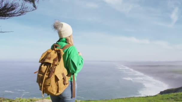 Ευτυχισμένη Τουρίστρια Γυναίκα Σακίδιο Όμορφο Τοπίο Πράσινο Λόφο Γραφική Παραλία — Αρχείο Βίντεο