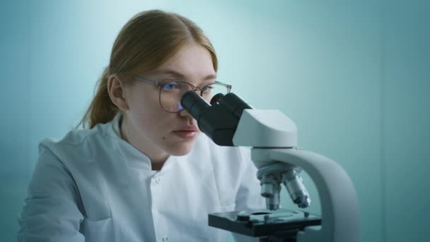 生物技术科学家女性药物研发的肖像 从事基因治疗 医疗或病毒疫苗显微镜研究的女性生物化学家 医学实验室4K慢动作 — 图库视频影像