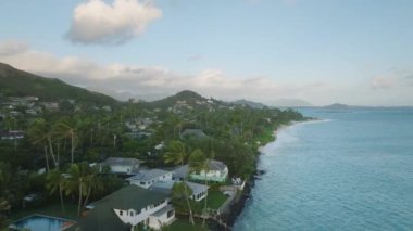 Dünyaca ünlü sahildeki rıhtım evleri. Tatildeki insanlar. Oahu adasındaki Kailua kasabasındaki Lanikai plaj köyü sineması. Hawaii turizmi, Amerikan Pasifik Okyanusu 'ndaki cennet adasına seyahat. 