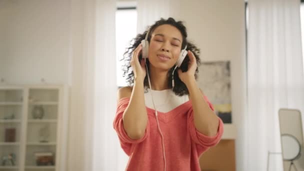 Portret Zâmbind Tânără Rasă Mixtă Hipster Ascultând Muzică Camera Modernă — Videoclip de stoc