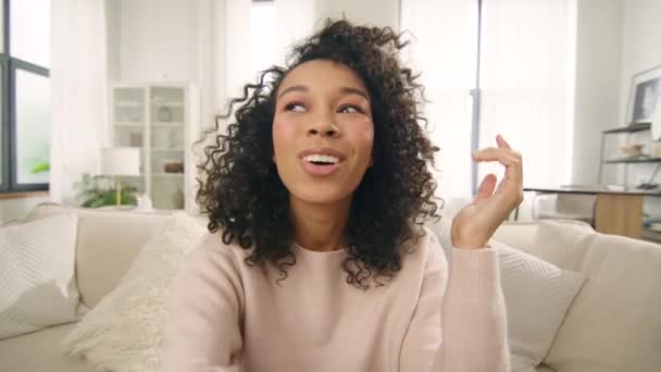 Chica Afroamericana Feliz Hablando Con Cámara Que Sostiene Vlog Grabación — Vídeos de Stock