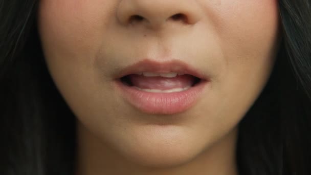 迷人的少女嘴唇 健康的肌肤妆容 性感女人用慢动作舔着丰满的嘴唇 微笑4K 年轻女人面对着性感的嘴唇和舌头的舔咬 — 图库视频影像