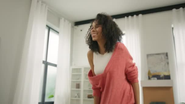 Güzel Kıvırcık Saçlı Müzikal Içerik Için Dans Eden Kız Öğrenci — Stok video