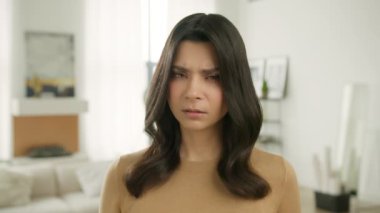 Kafa karışıklığı ve soru konsepti ağır çekim. Kafası karışmış güzel bir kadının portresi şaşkın ve kararsız hissediyor. Sorgulayıcı yüzü olan genç bir kadın. Gerçek insanların duyguları ve yüz ifadeleri.