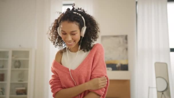 Μαύρη Γυναίκα Κλειστά Μάτια Που Απολαμβάνει Λαϊκή Μουσική Διασκεδάζοντας Μόνη — Αρχείο Βίντεο