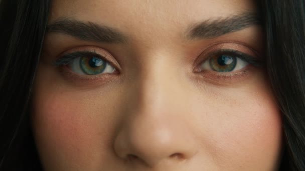 Primer Plano Cara Mujer Latina Chica Atractiva Abriendo Hermosos Ojos — Vídeo de stock