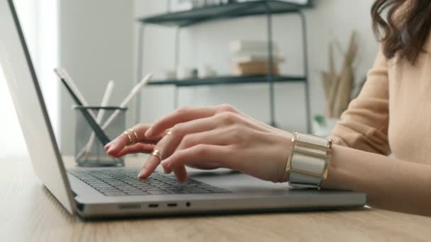 ラップトップキーボードを入力するビジネス女性の女性の手は Pcソフトウェアアプリでオンラインで動作する自宅のオフィスデスクに座っています サイドビューノートブックを使用してプロのユーザーワーカー 技術コンセプトを閉じる — ストック動画