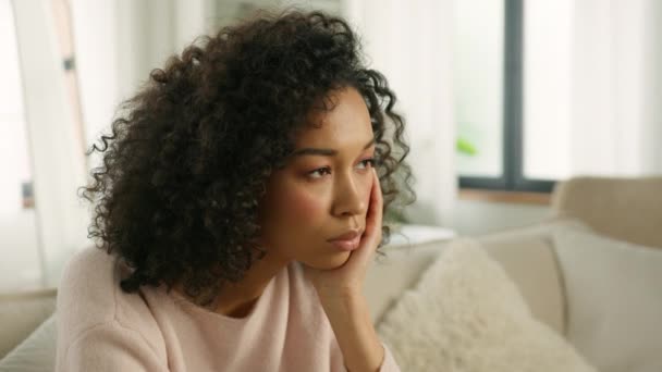 色を感じる不安うつ病の魅力的な女性は 悲しみの不満孤独な女性の思考動揺 望まない妊娠に悩まされ心理的な問題を抱えていた若いアフリカ系アメリカ人を — ストック動画