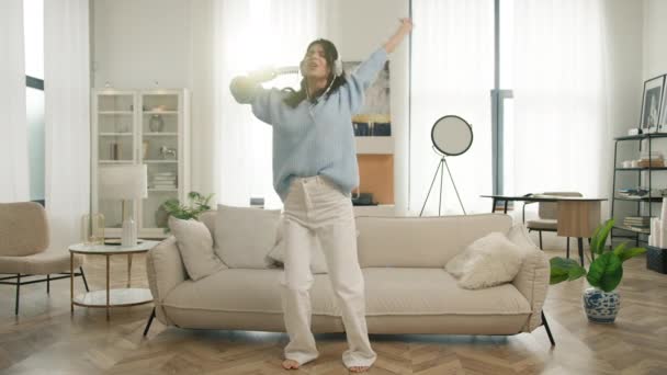 本周末 在4K房间 穿着耳机在家里唱歌 庆祝成功的生活方式 在沙发上跳舞 欣赏卡拉Ok音乐的美国女人的全长照片 — 图库视频影像