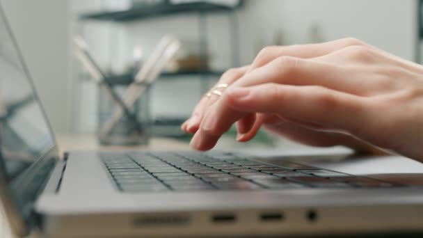 Klavyede Yazan Yavaş Çekim Parmakları Kadın Eller Bilgisayarı Tek Elle — Stok video