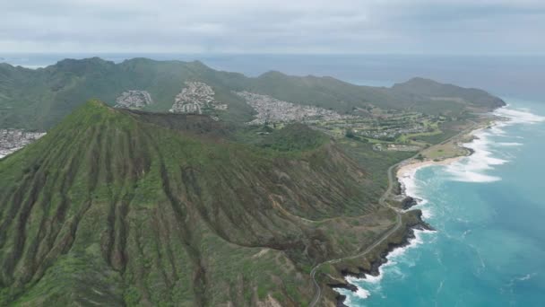 曇りの日にハワイ島の風景自然 高子頭火口の空中写真 緑の火山クレーターの尾根 古い火山噴火口と緑の熱帯ジャングルの島 オアフ島の4Kドローン撮影 ハワイUsa — ストック動画