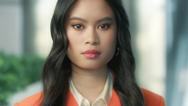 Gyönyörű Portré Ázsiai Üzletasszony Elegáns Fényes Narancssárga Blézer Pózol Városi — Stock videók
