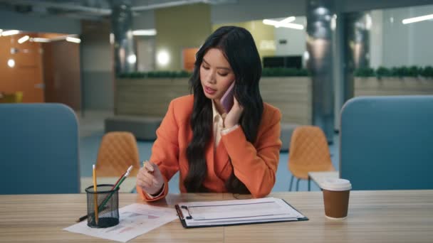 Chytrá Asijská Manažerka Která Telefonuje Mobil Dívá Finanční Zprávu Pracuje — Stock video